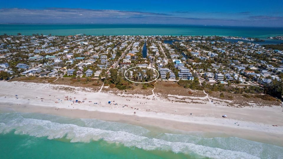 A Perfect Day: Gulf Front! Rooftop Deck, Putt Putt, Pool Spa by Anna Maria Life House in Anna Maria Island
