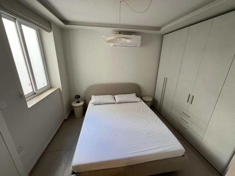 Bed, Photo of the whole room, Bedroom, internet, wardrobe, air conditioner