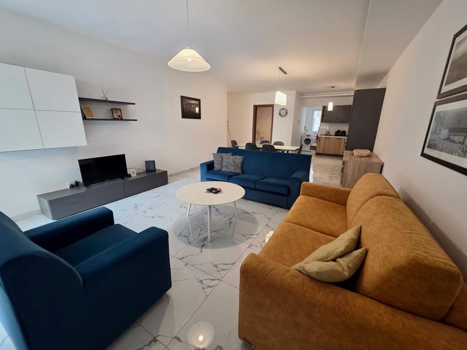 Steps Away from Sliema Promenade, Cozy Retreat Apartment in Sliema