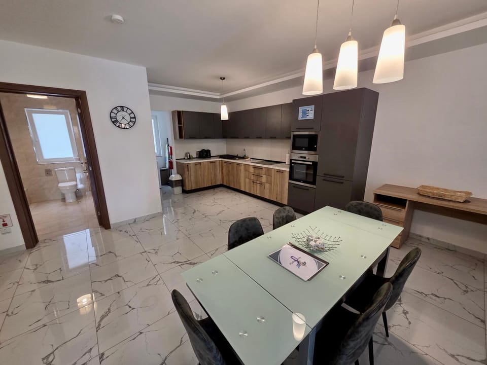Steps Away from Sliema Promenade, Cozy Retreat Apartment in Sliema