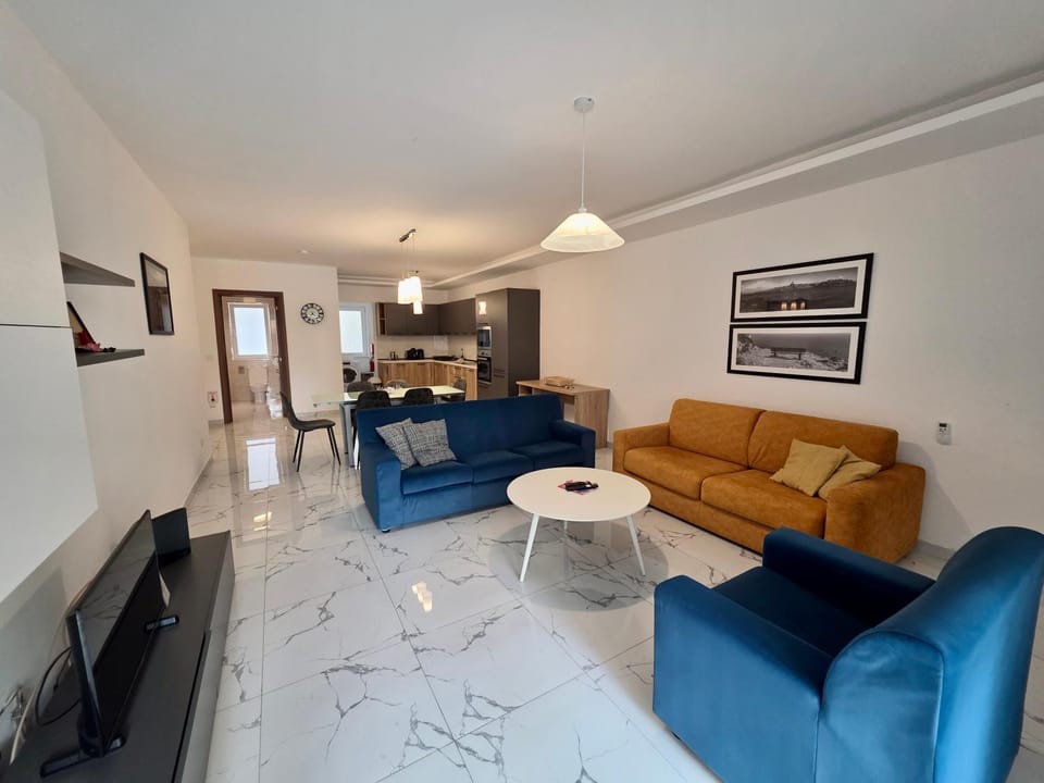 Steps Away from Sliema Promenade, Cozy Retreat Apartment in Sliema