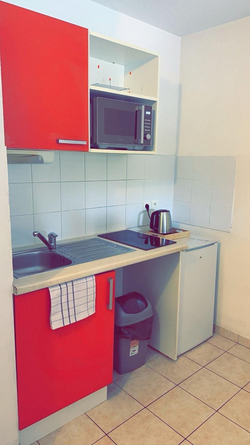Property building, Patio, Kitchen or kitchenette, Parking, microwave, oven, storage, stove, stove, towels, kitchen, kitchen, elevator