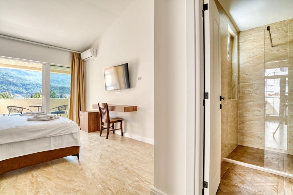 Photo of the whole room, Bedroom