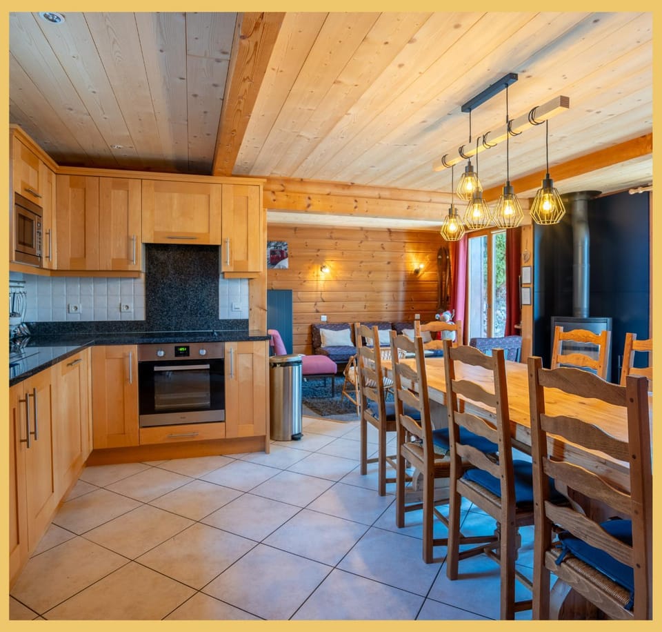 Kitchen or kitchenette, Dining area, stove