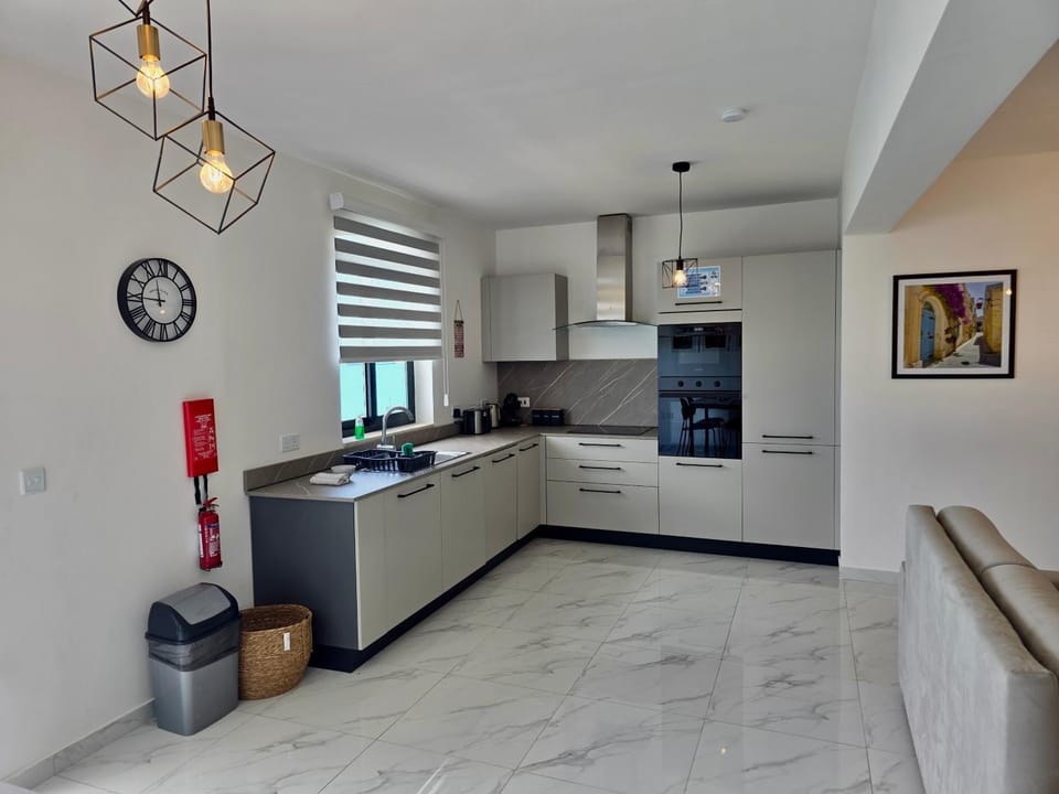 Coastline, Lovely Seafront Apartment Apartment in Malta