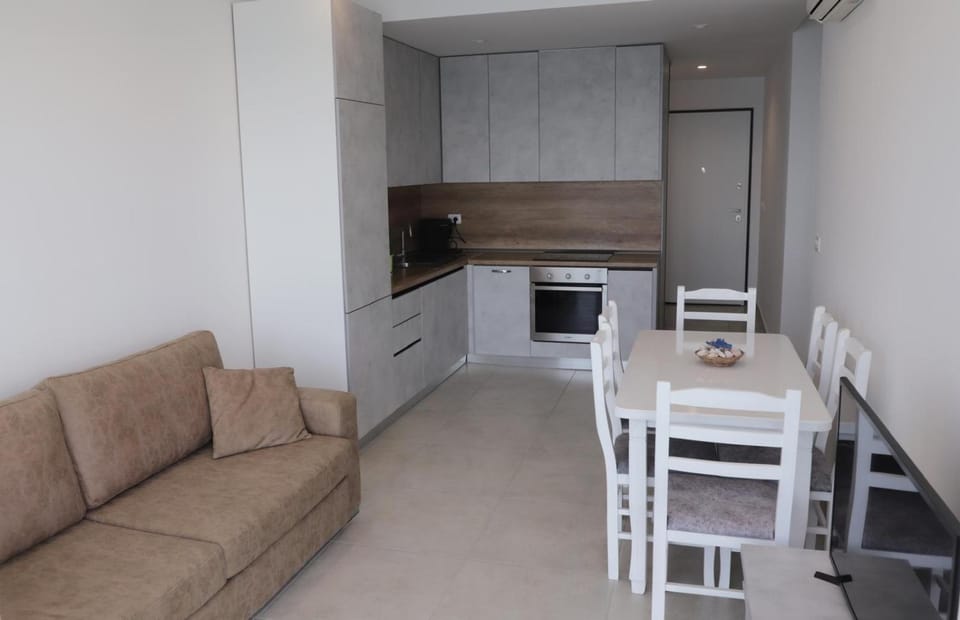 Property building, Kitchen or kitchenette, Living room, Seating area, Dining area, oven, stove