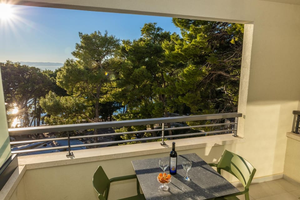 Beachfront Apartment Sunset - Residence Srzić Bed and Breakfast in Makarska