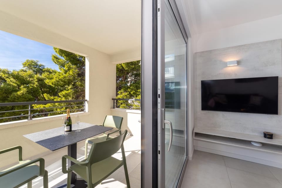 Beachfront Apartment Sunset - Residence Srzić Bed and Breakfast in Makarska