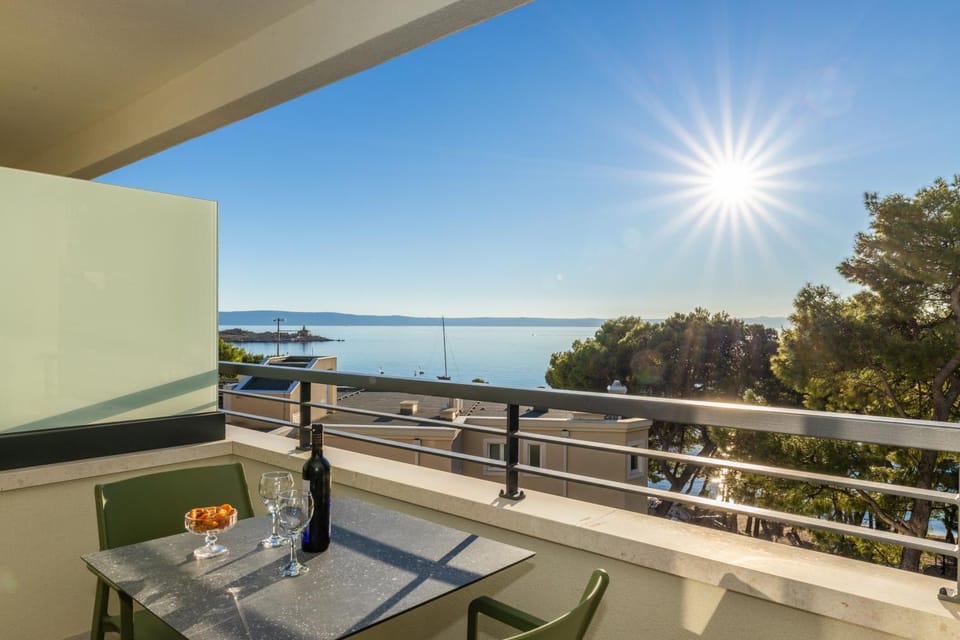 Beachfront Apartment Sunset - Residence Srzić Bed and Breakfast in Makarska