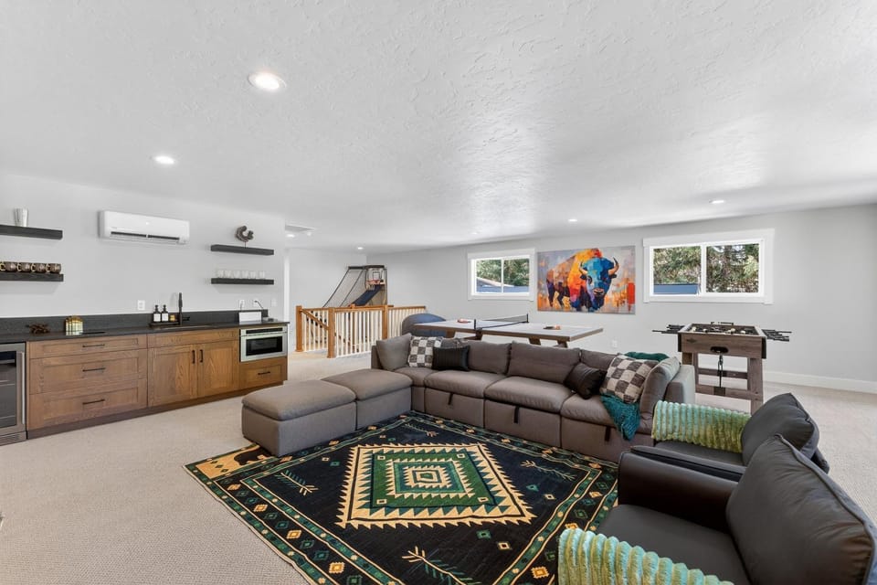 Ridge House- new home, sleeps 16, quiet neighborhood-, hot tub, trailer parking, pet friendly House in McCall