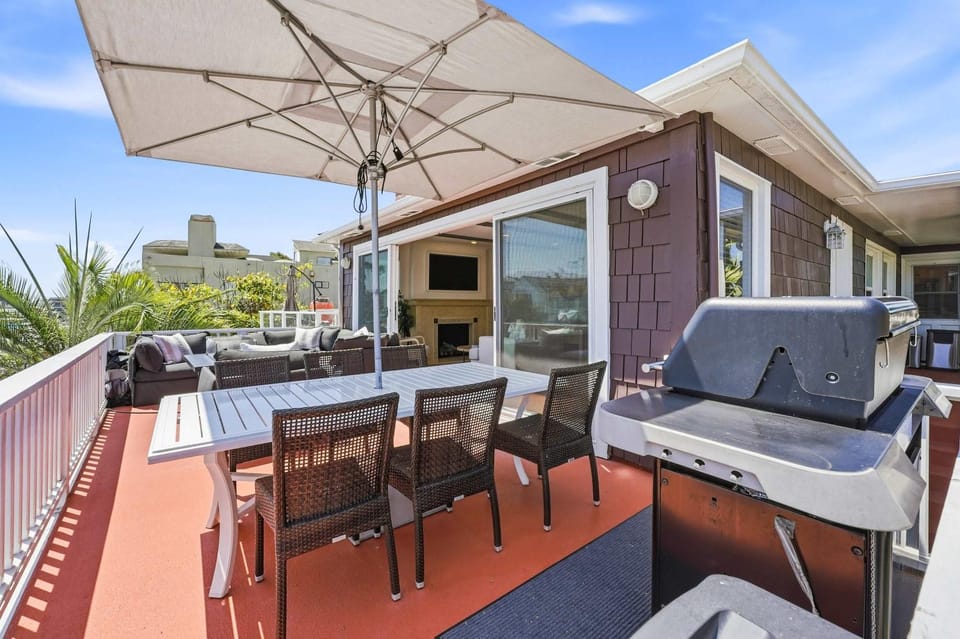 Stunning BayVIEW Home with Epic Waterfront Views House in Balboa Peninsula