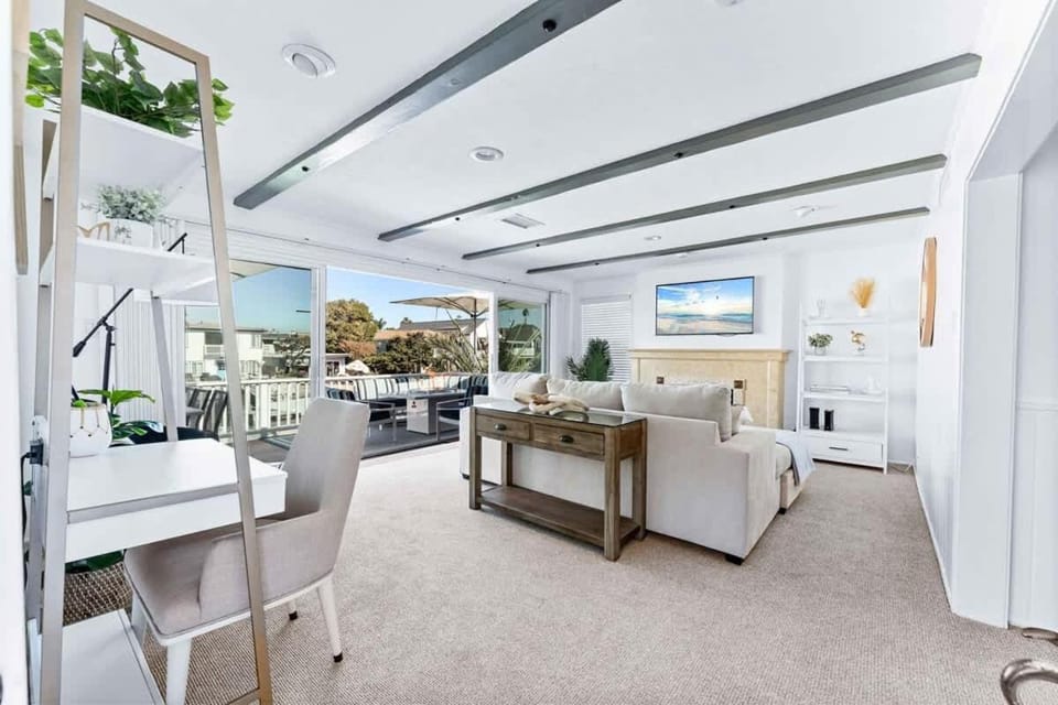 Stunning BayVIEW Home with Epic Waterfront Views House in Balboa Peninsula