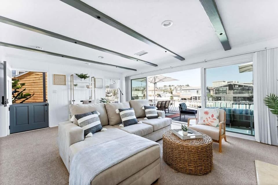 Stunning BayVIEW Home with Epic Waterfront Views House in Balboa Peninsula