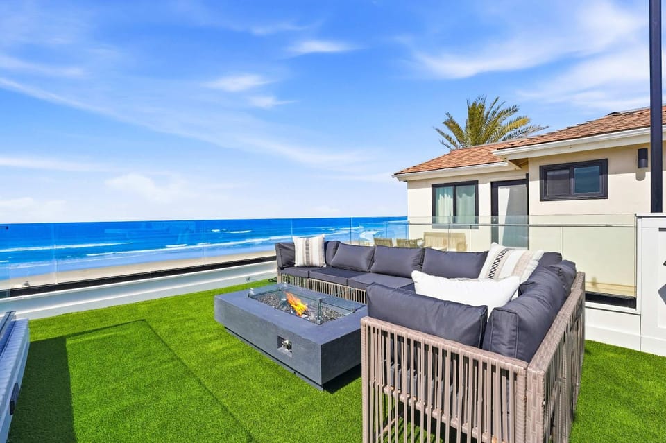 Luxury oceanfront fourplex with roof deck sleeps 22 House in Mission Beach