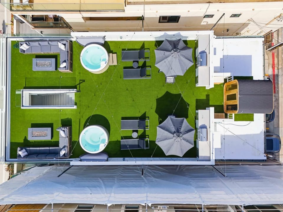 Luxury oceanfront fourplex with roof deck sleeps 22 House in Mission Beach