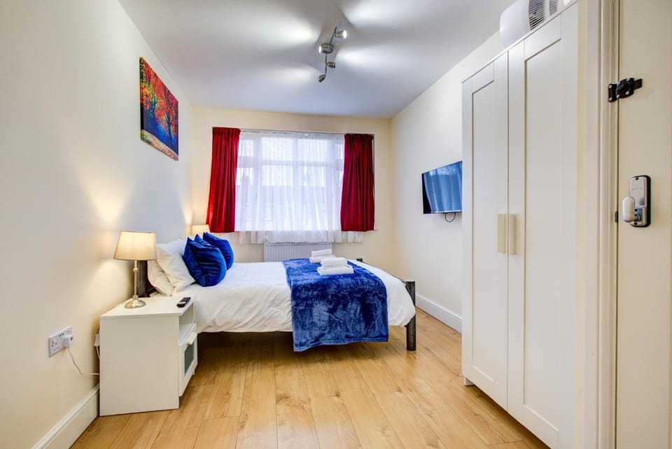 Bed, TV and multimedia, Photo of the whole room, Decorative detail, Bedroom, furniture, wardrobe
