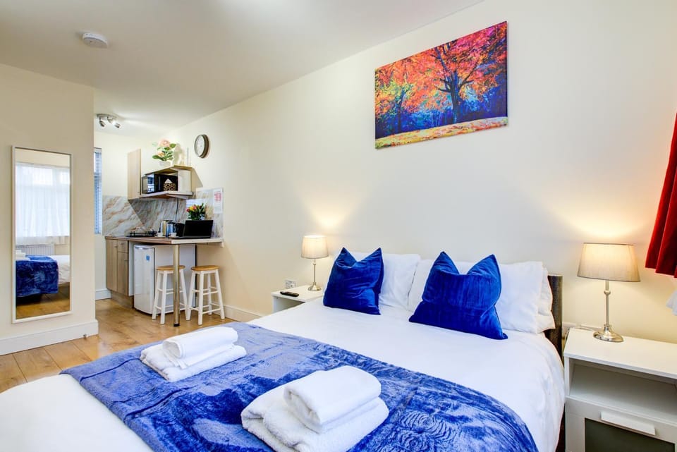 Bed, Photo of the whole room, Decorative detail, Seating area, Bedroom, furniture, towels