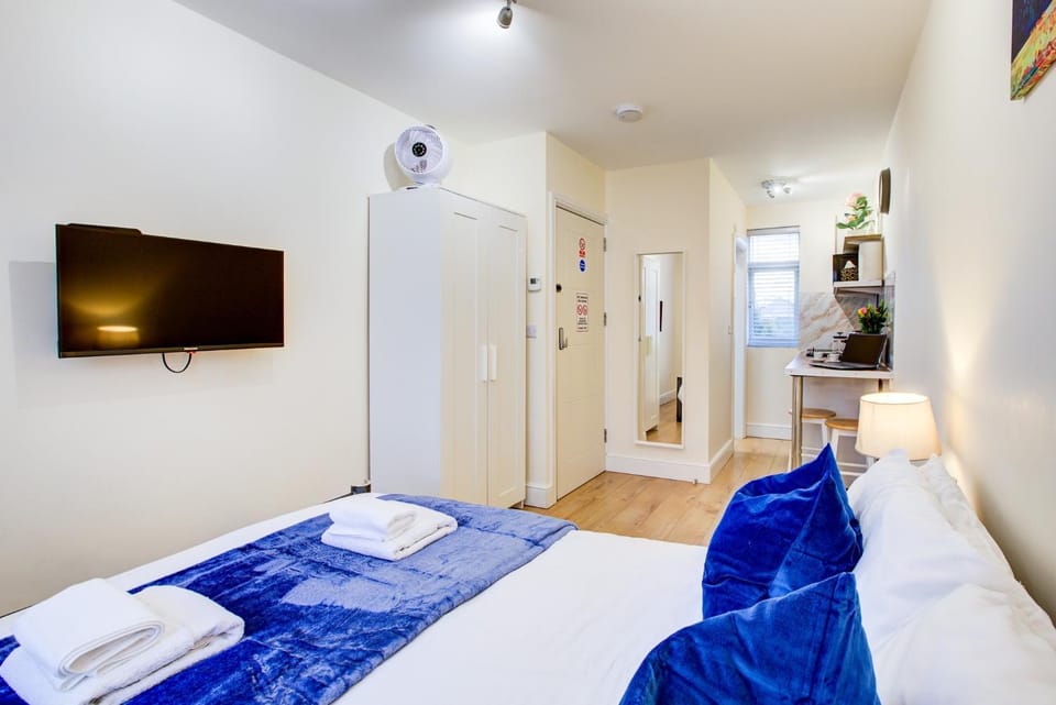 Bed, TV and multimedia, Kitchen or kitchenette, Living room, Photo of the whole room, Bedroom, furniture, towels, wardrobe