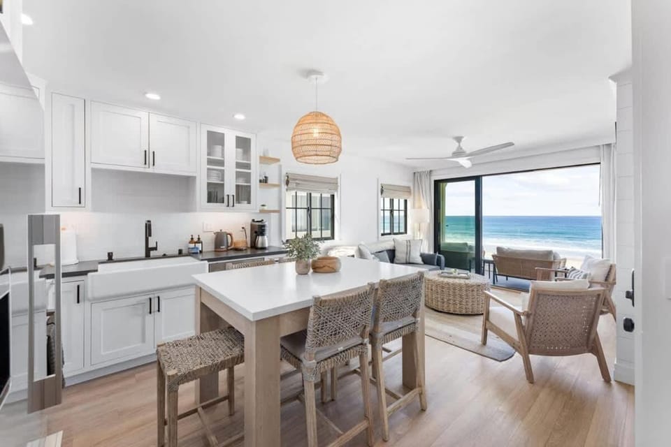 Luxury S Oceanfront Unit with Rooftop & Hot Tub House in Mission Beach