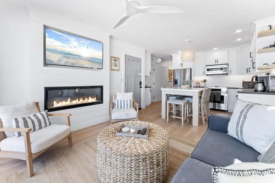 Luxury S Oceanfront Unit with Rooftop & Hot Tub House in Mission Beach