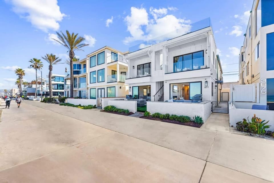 Luxury S Oceanfront Unit with Rooftop & Hot Tub House in Mission Beach