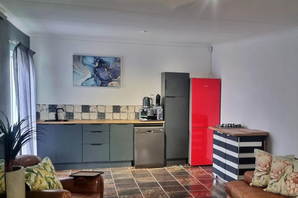 Coffee/tea facilities, Kitchen or kitchenette, stove