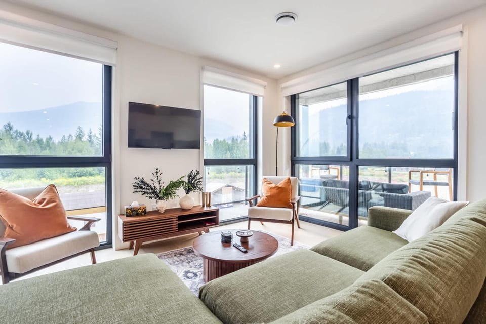 Revel Heights - Large 3 Bedroom Condo Apartment in Revelstoke