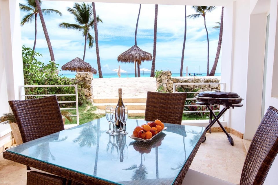 Day, View (from property/room), Balcony/Terrace, Seating area, Dining area, Beach, Sea view
