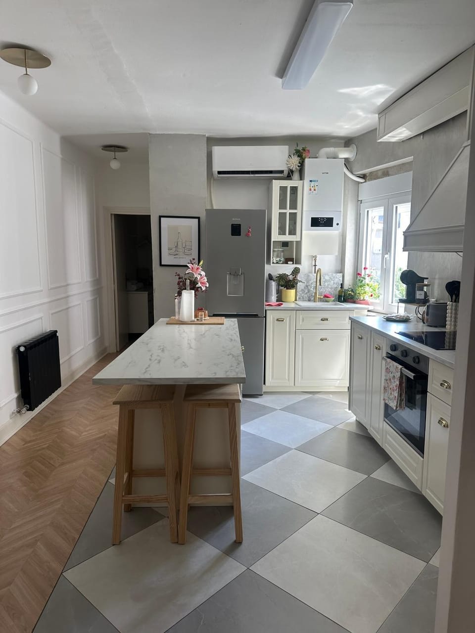 Kitchen or kitchenette, air conditioner