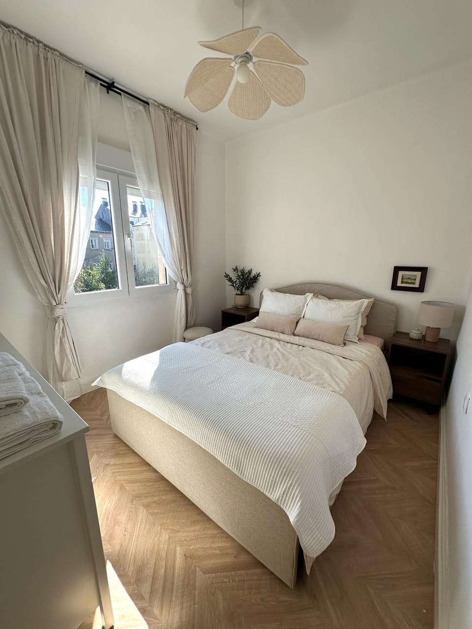 Bed, Photo of the whole room, Bedroom