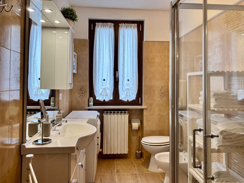Shower, Toilet, Bathroom, bidet, towels