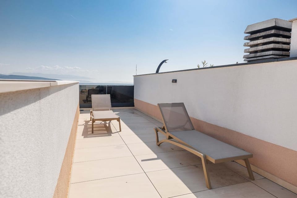 Seating area, Sea view, Swimming pool, sunbed