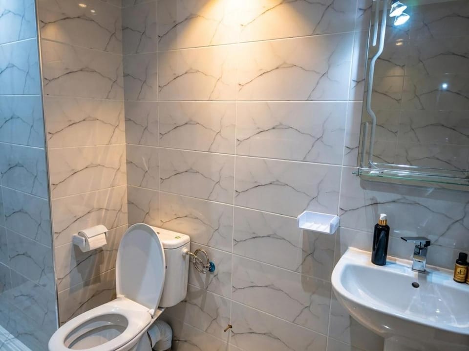 Shower, Toilet, Bathroom, bidet, towels