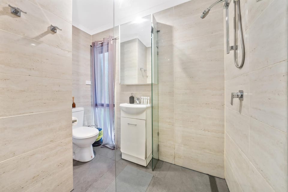 Shower, Toilet