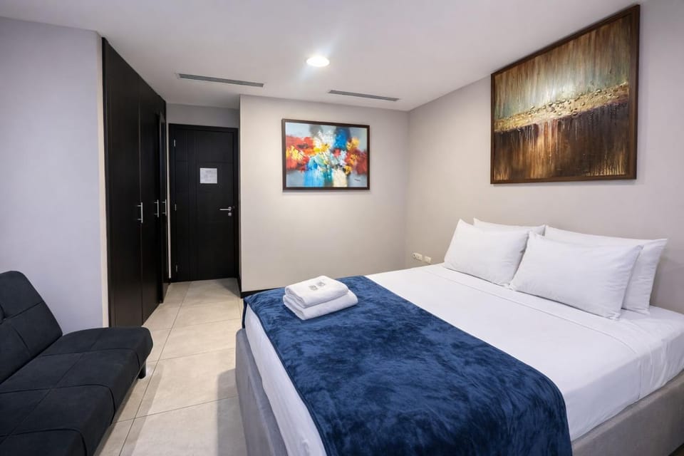 Bed, TV and multimedia, Living room, Photo of the whole room, Seating area, Bedroom, towels, wardrobe