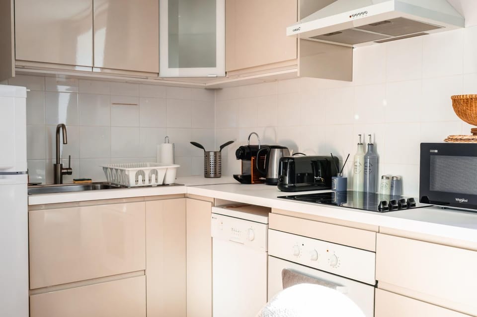 Coffee/tea facilities, Kitchen or kitchenette, stove
