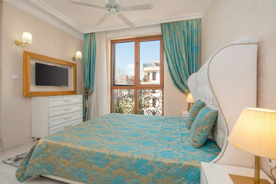 Bed, TV and multimedia, Bedroom