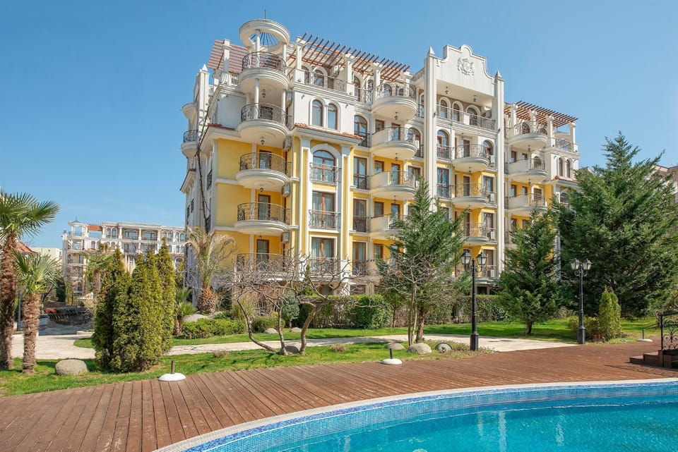 Property building, Day, Garden, Swimming pool