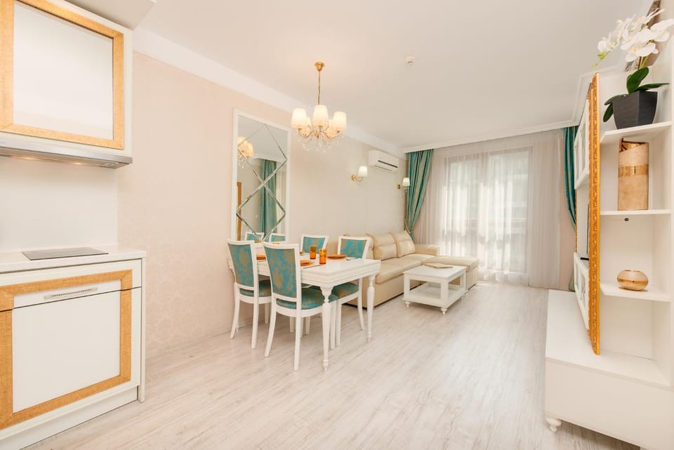 Bed, Kitchen or kitchenette, Living room, Seating area, Dining area
