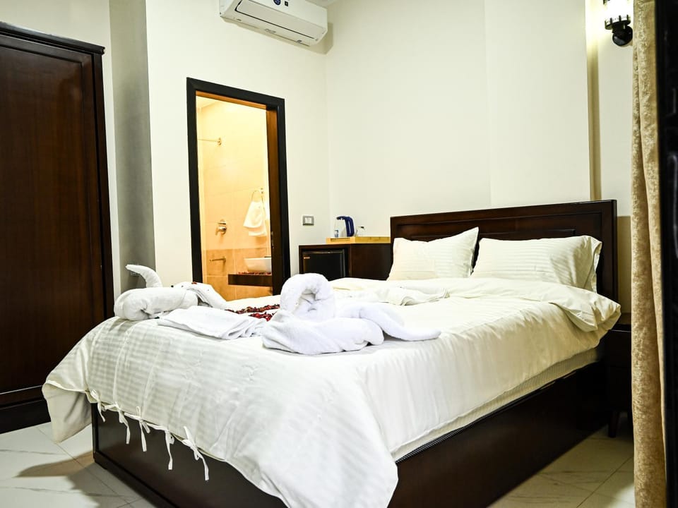 Bed, towels, air conditioner