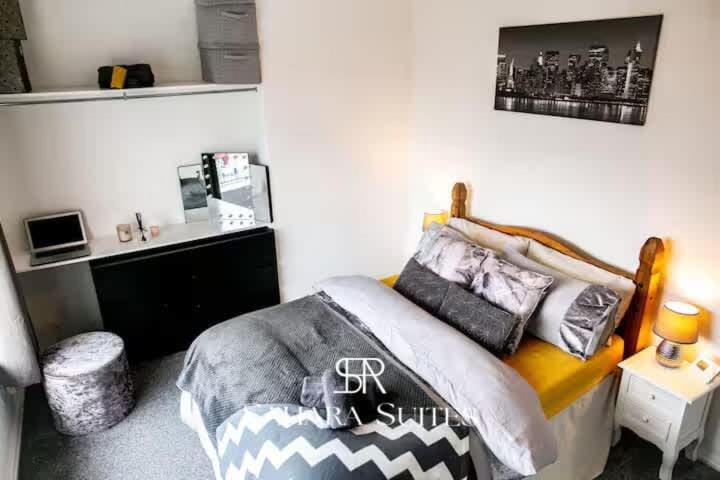 Bed, TV and multimedia, Living room, Photo of the whole room, Bedroom