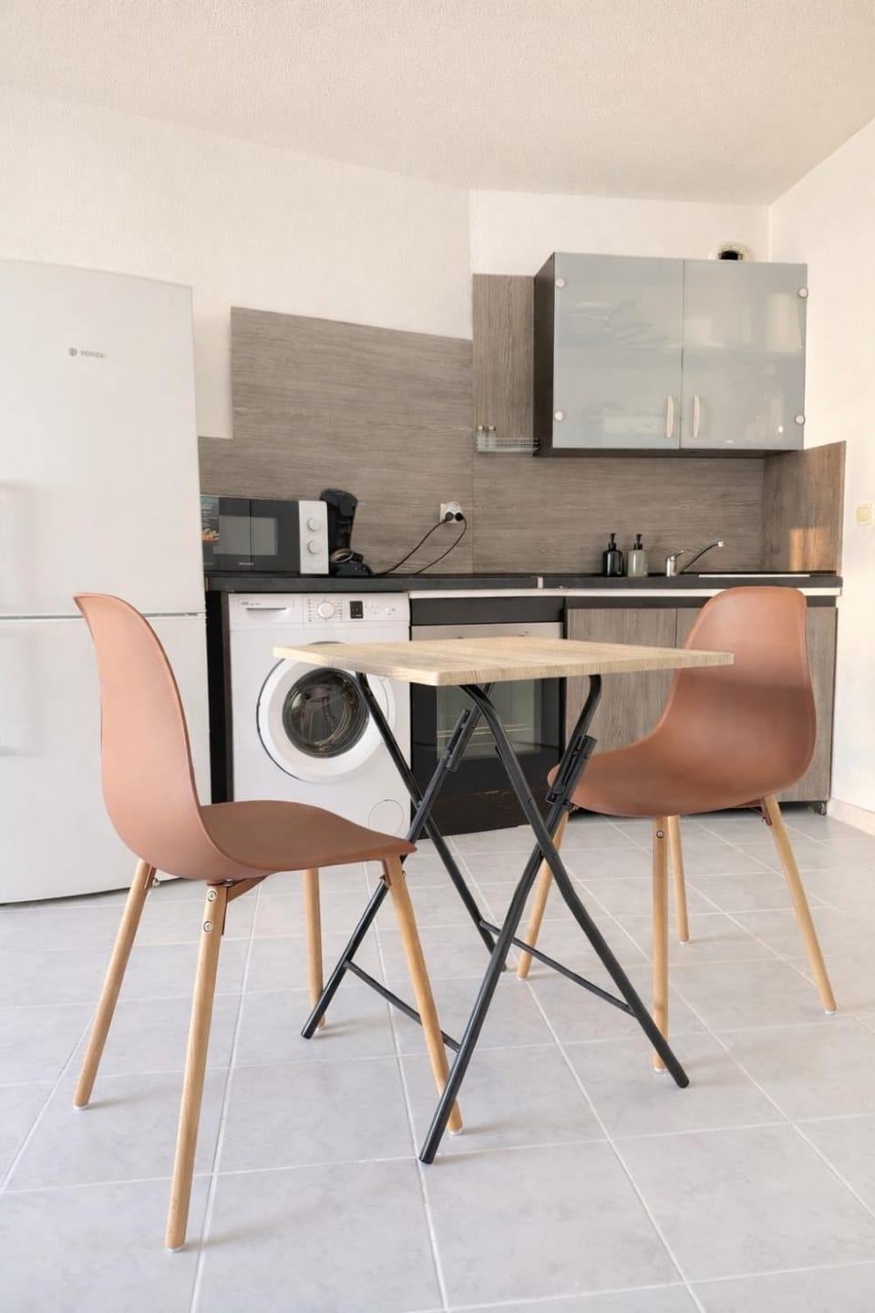 Coffee/tea facilities, Kitchen or kitchenette, Dining area, stove