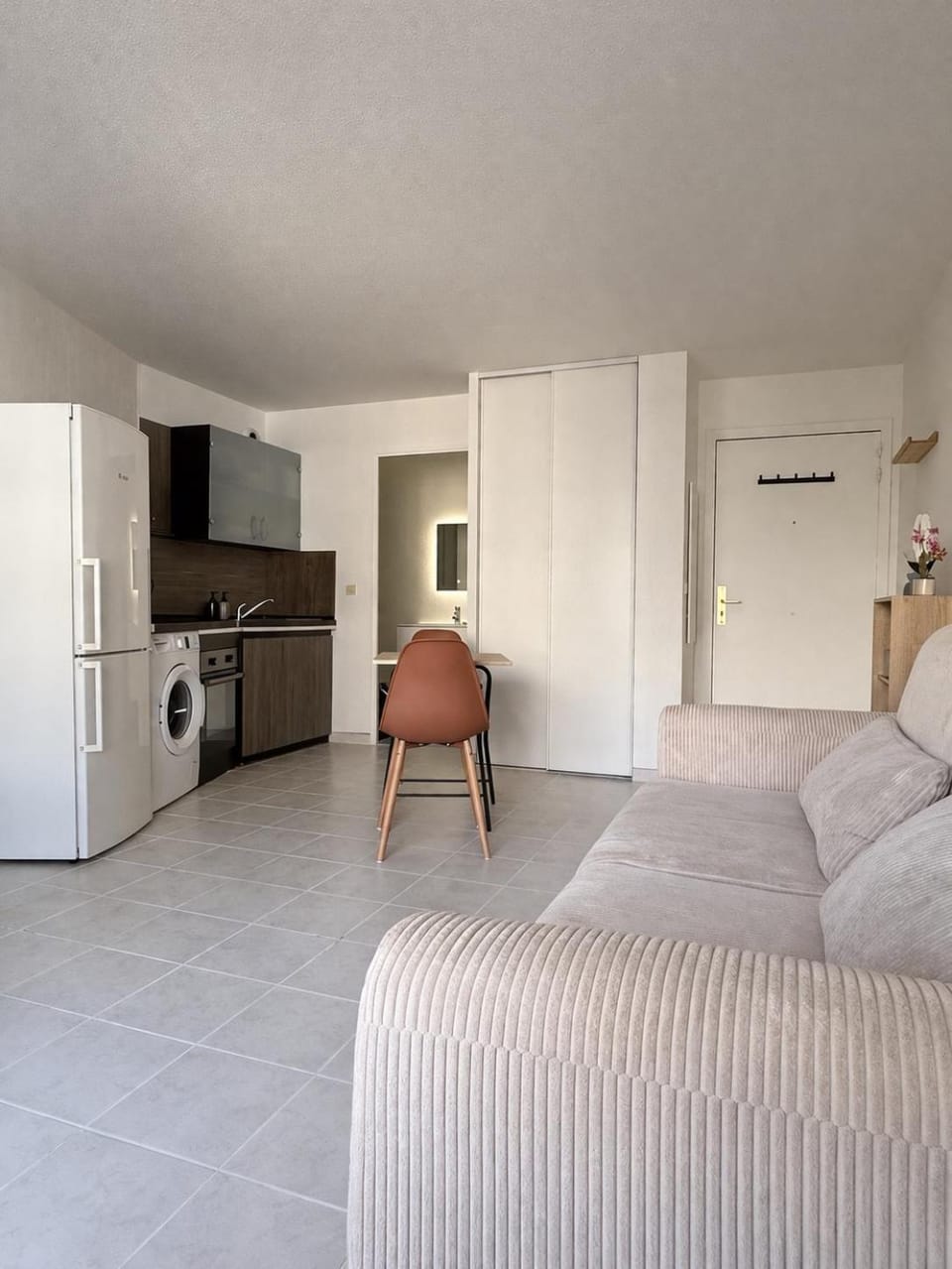 Bed, TV and multimedia, Kitchen or kitchenette, Living room, Photo of the whole room, Seating area, Dining area, oven, wardrobe