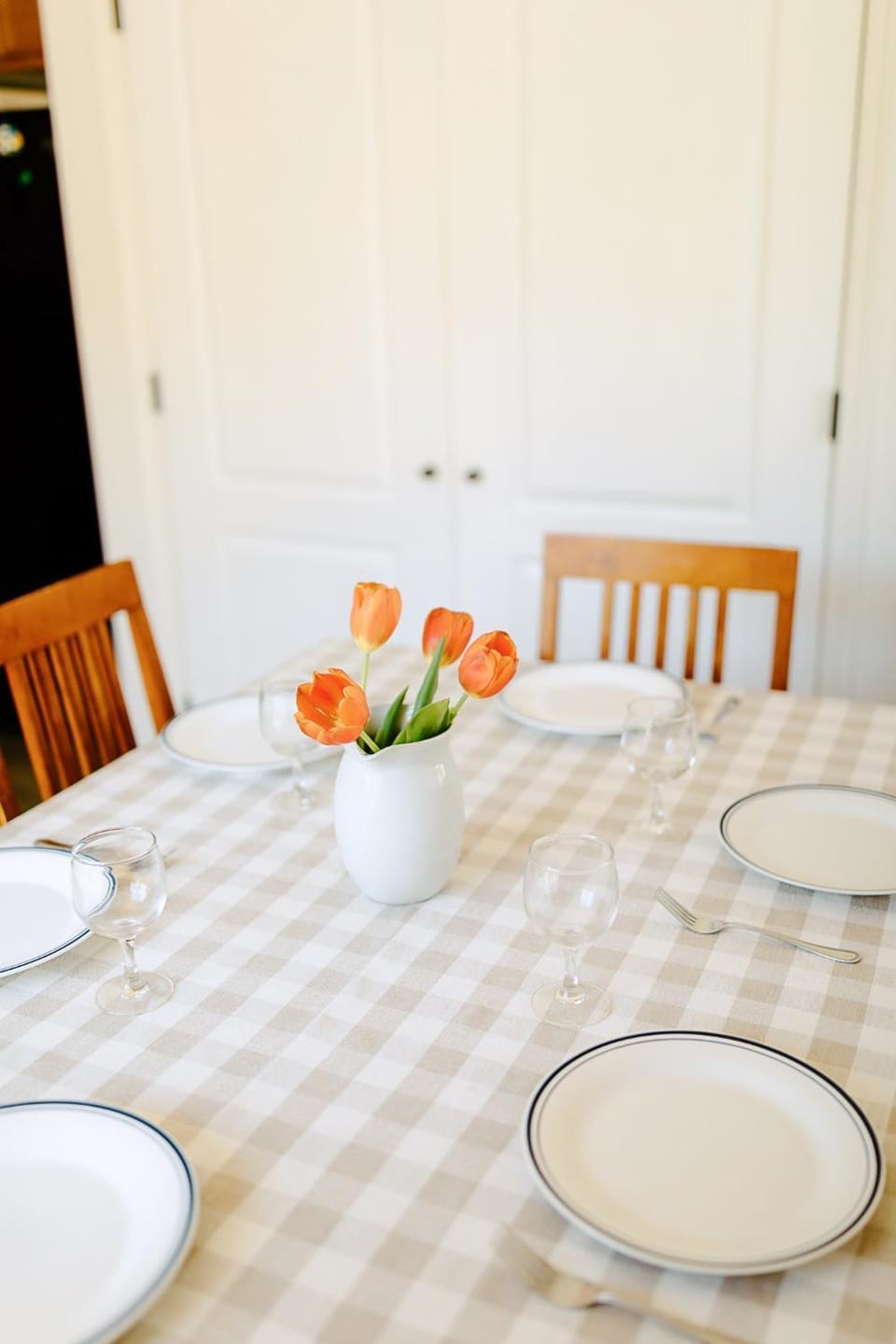 Decorative detail, Seating area, Dining area