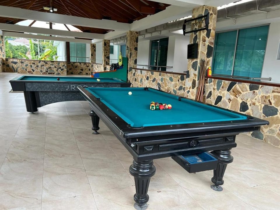 Billiard, Game Room