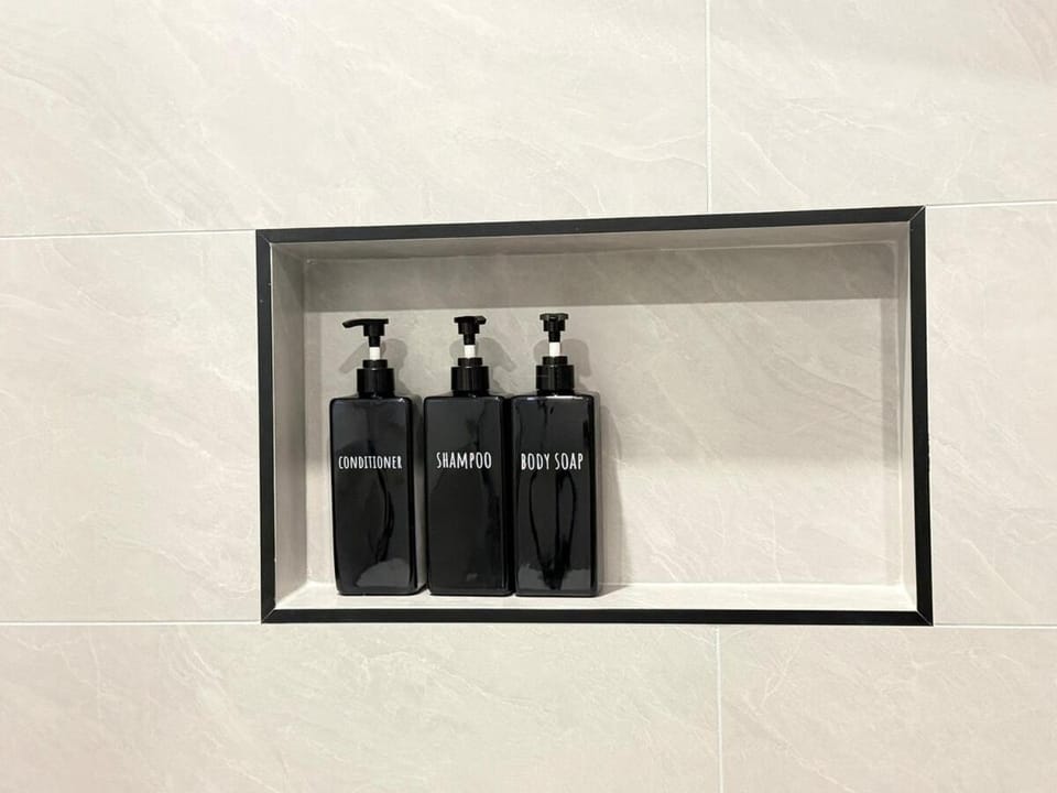 Downtown Luxe Elegant Stay for 2 King Ensuite Villa in High River