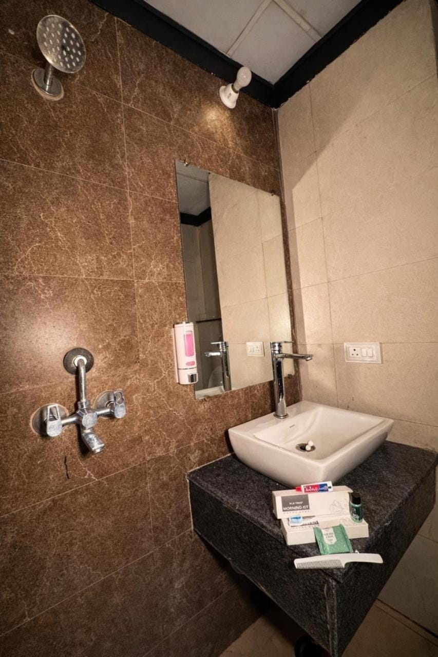 Modern Luxe Studio Ambience Cozy & Stylish Stay Apartment in Noida