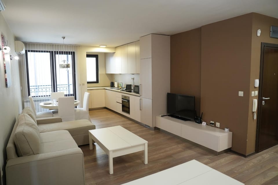 TV and multimedia, Kitchen or kitchenette, Living room, Dining area, oven, stove