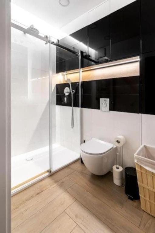 Shower, Toilet, Bathroom, Bath, towels