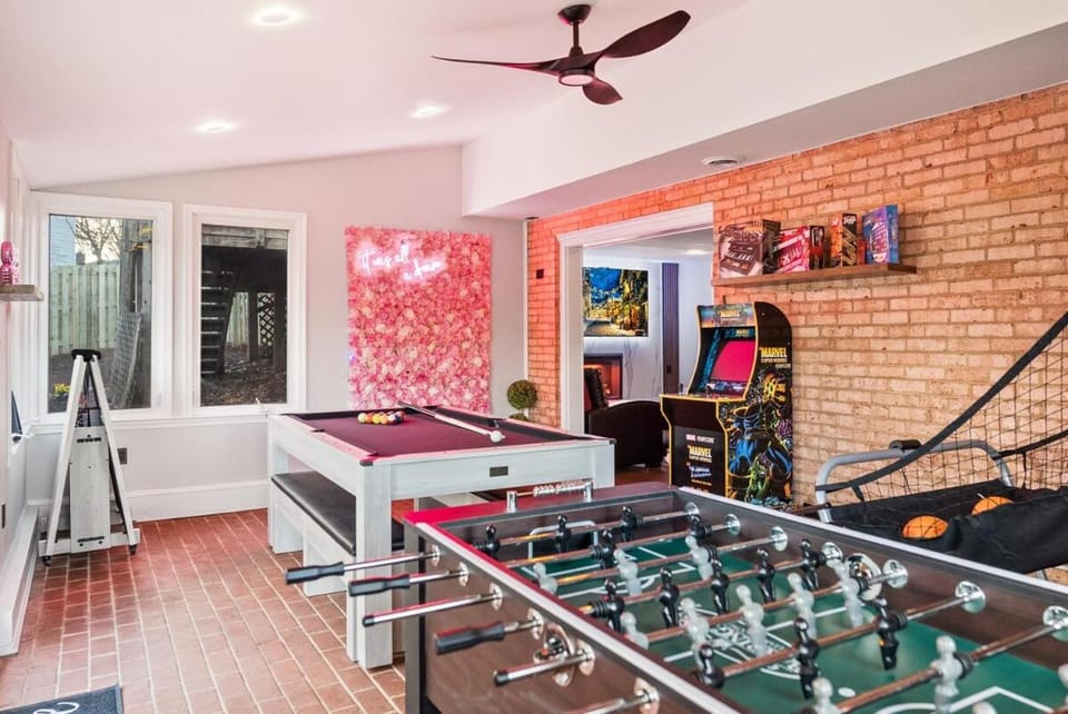 Luxury home with Hot-tub fire Pit Game Room House in Sudley